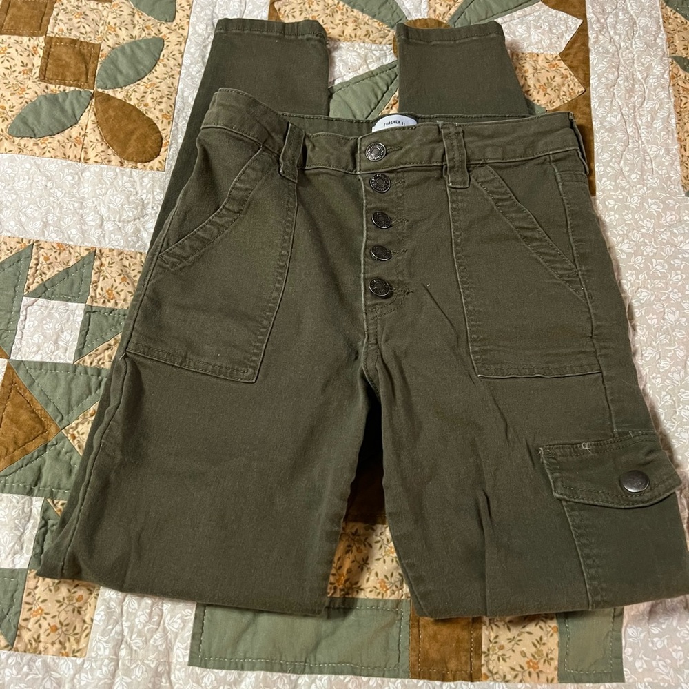 Forever 21 army green cargo skinny jeans